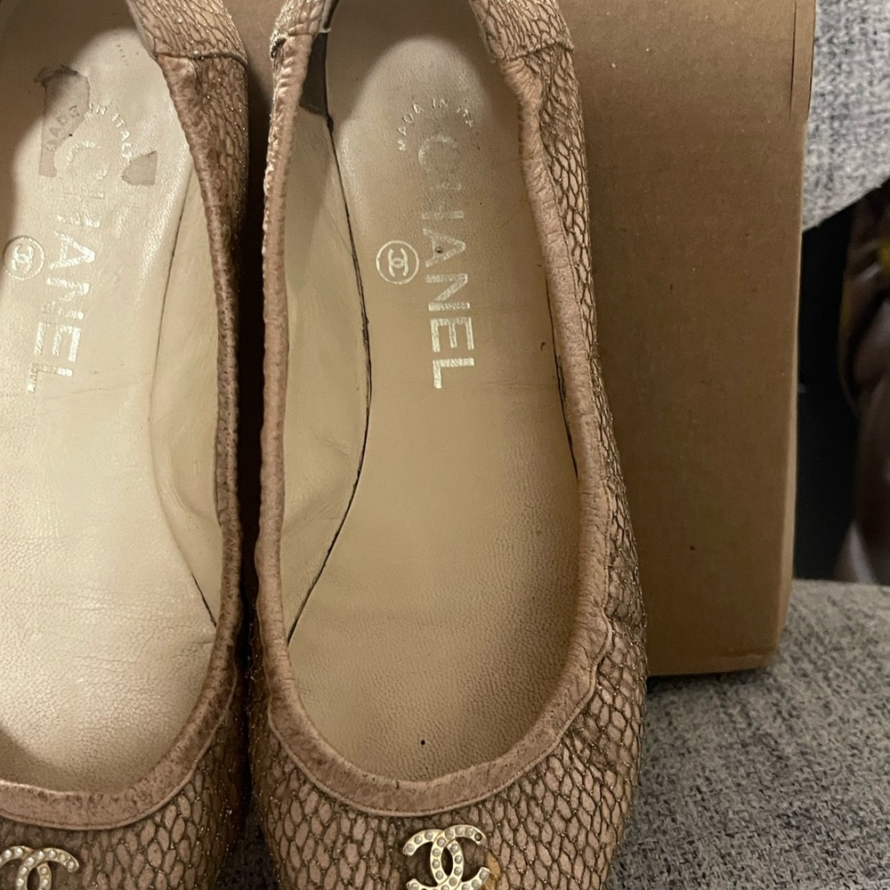 CHANEL Women's Brown and Black Textured Loafers - Picture 5 of 11